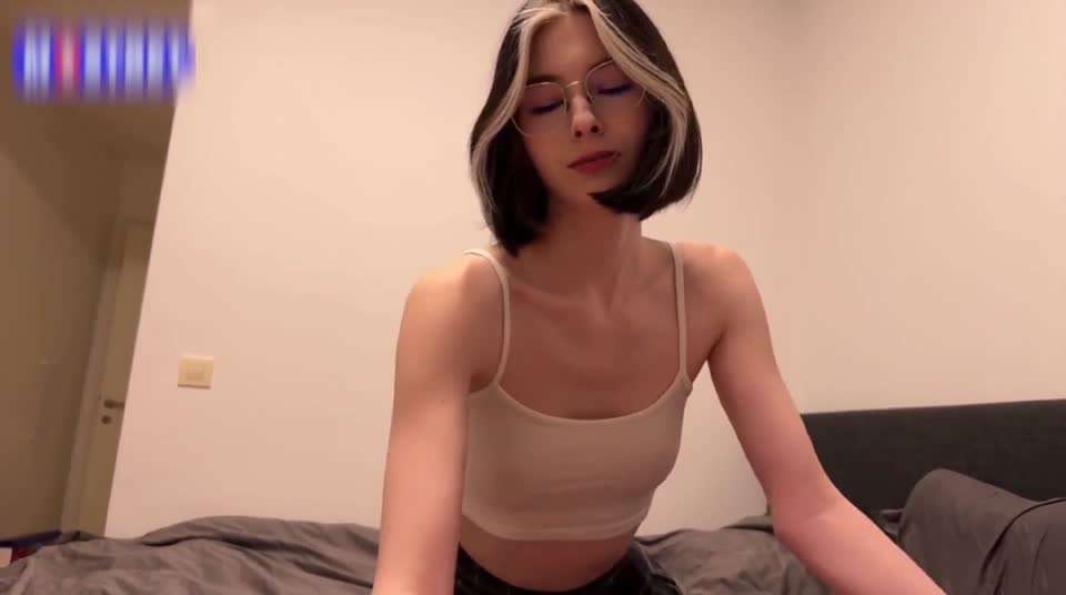 欧美反差眼镜小姐姐足交打飞机，身材又好翘臀后入一级棒#性交#母狗#射精#白虎