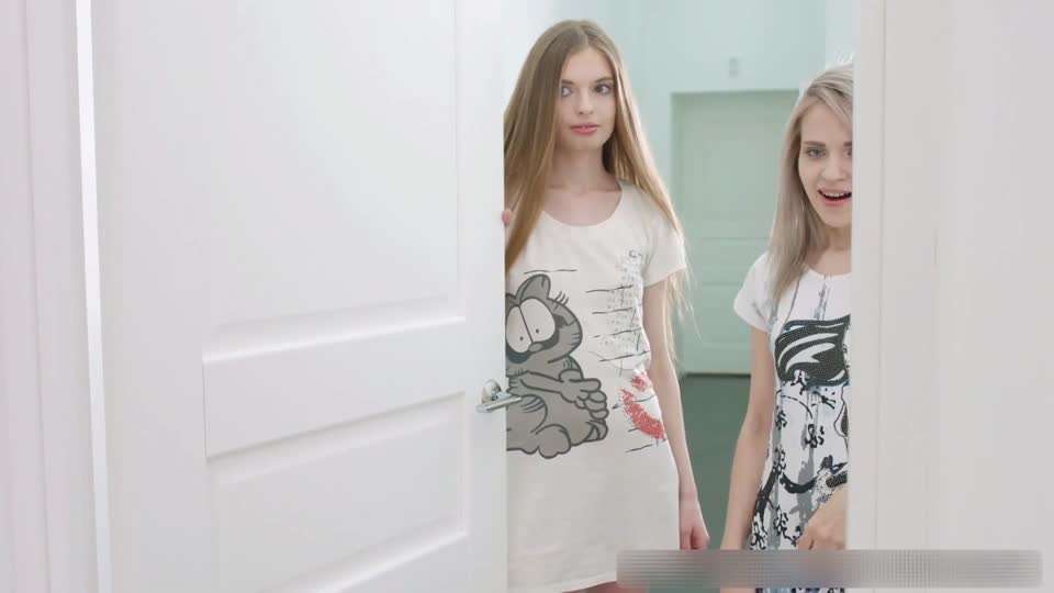 哥哥自慰被双胞胎妹妹偷看 忍不住把她俩操喷喂精