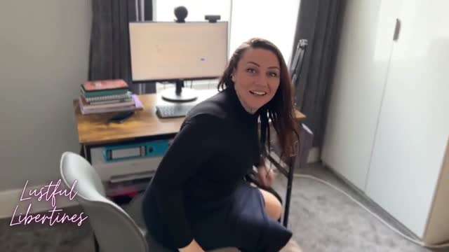 中出继母，而她接听工作电话#打电话#骚逼#母狗#性交#肛毛逼毛