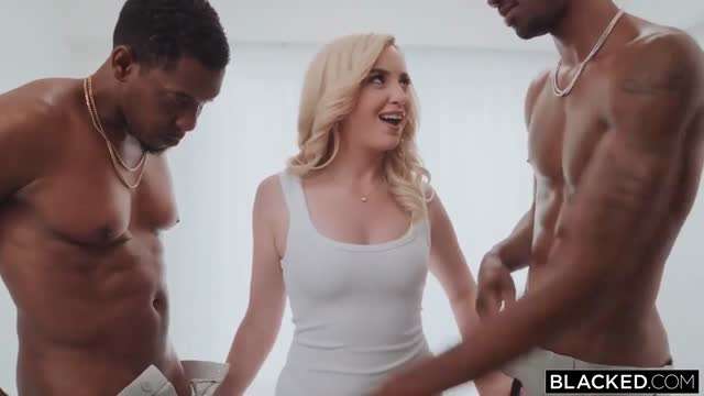 金发白嫩少妇当老公面进屋与黑人4P三通详情介绍#白虎#射精#骚逼#绿帽#人妻#母狗#性交